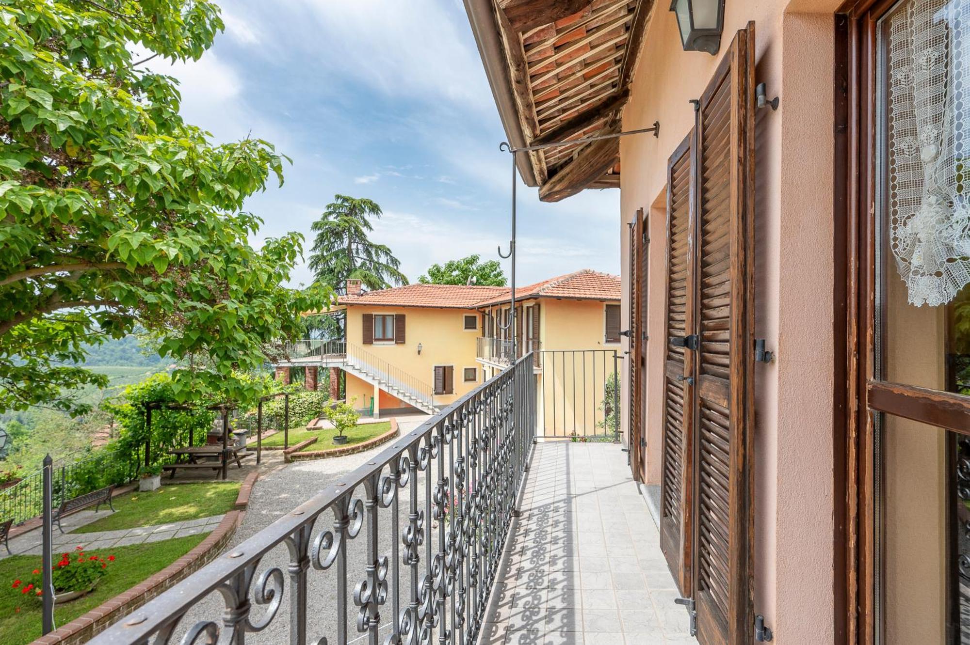 Agriturismo Cantine Bevione - Family Apartments Farigliano Exterior photo